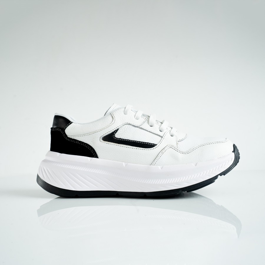  كوتشي حريمي جلد طبيعي أسود ببطانة وفرش جلد طبيعي ونعل EVA طري وطبي مع تطعيمة شمواه وارتفاع نعل 5 سم